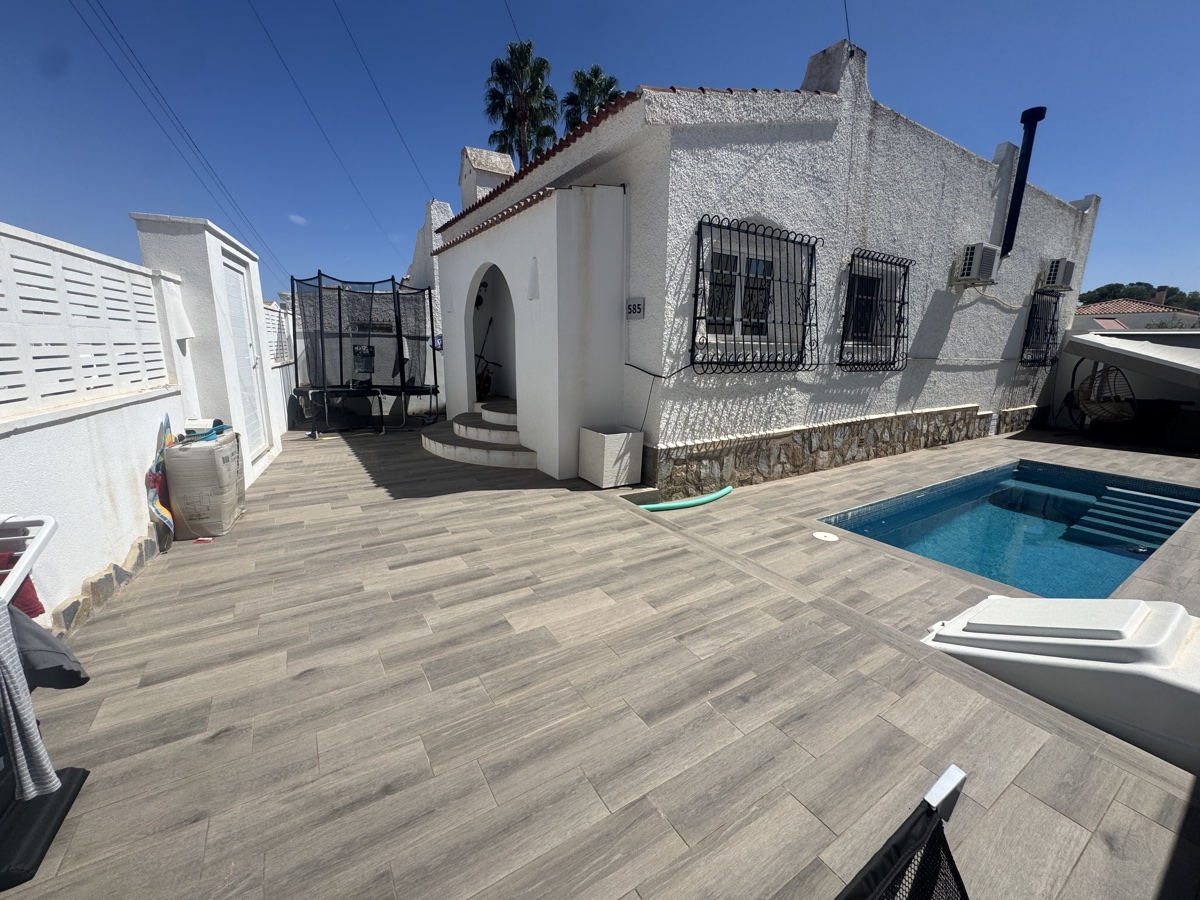 Villa in Villamartin - view 1