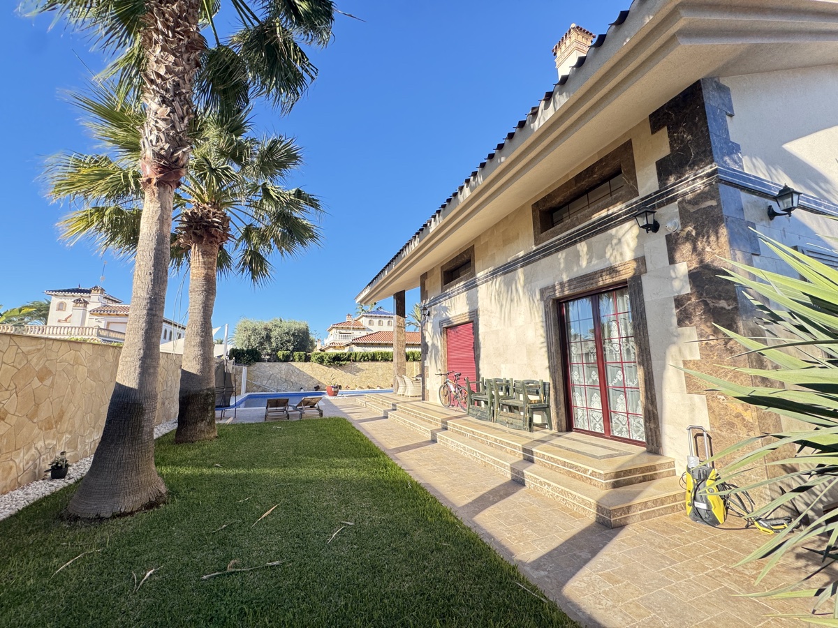 Villa in Cabo Roig - Image 4