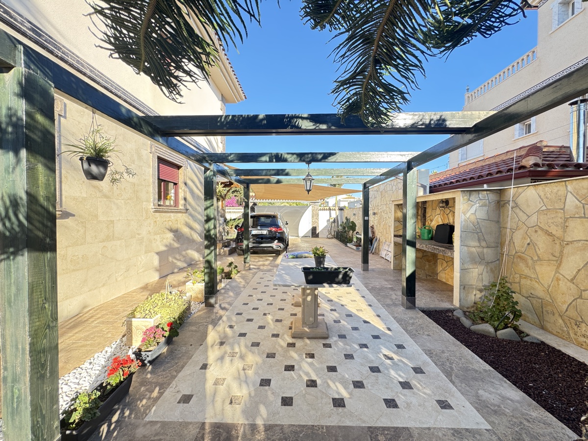 Villa in Cabo Roig - Image 5