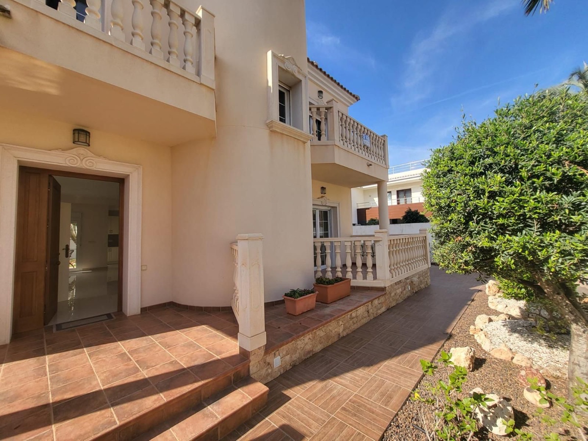 Villa in Cabo Roig - Image 4