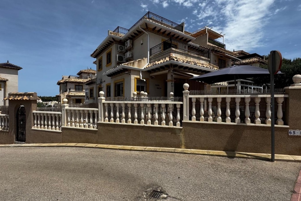 House in Villamartin - Image 4