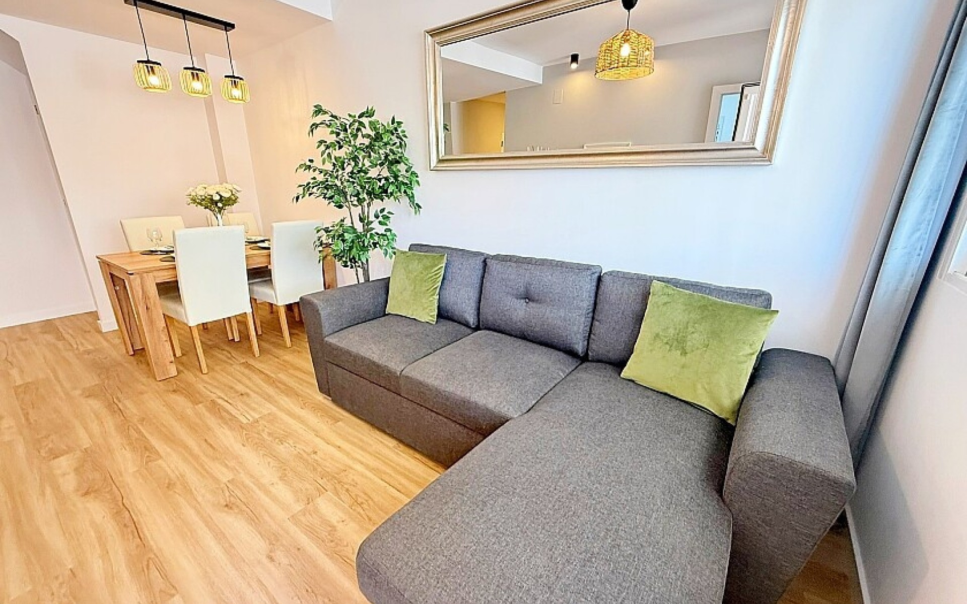 - Radhus - 