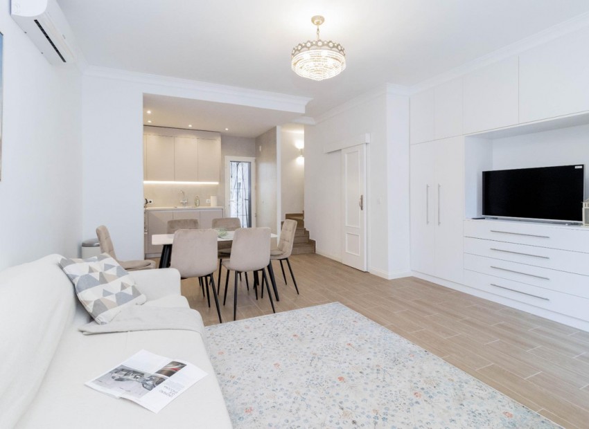  - Radhus - 