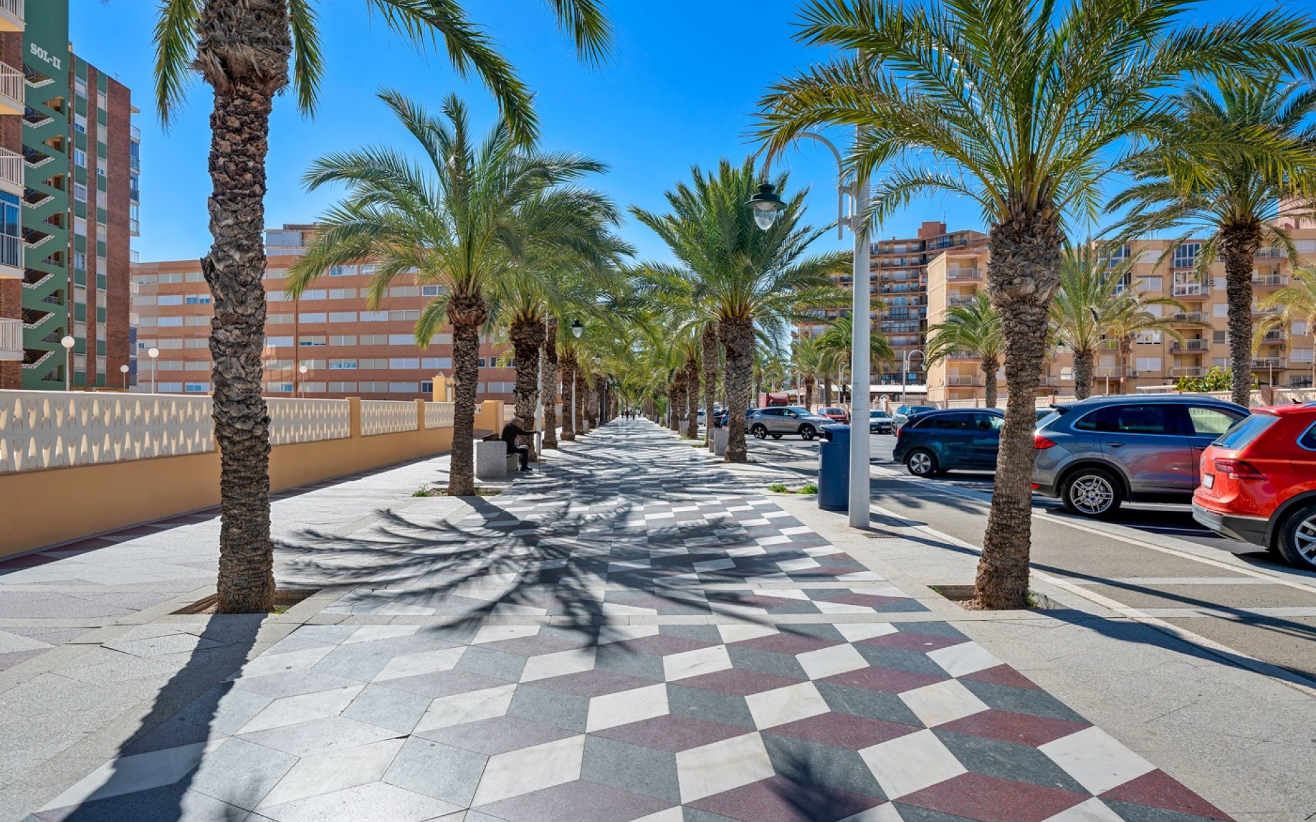 Resale - Apartment - Arenales Del Sol - Segunda linea playa