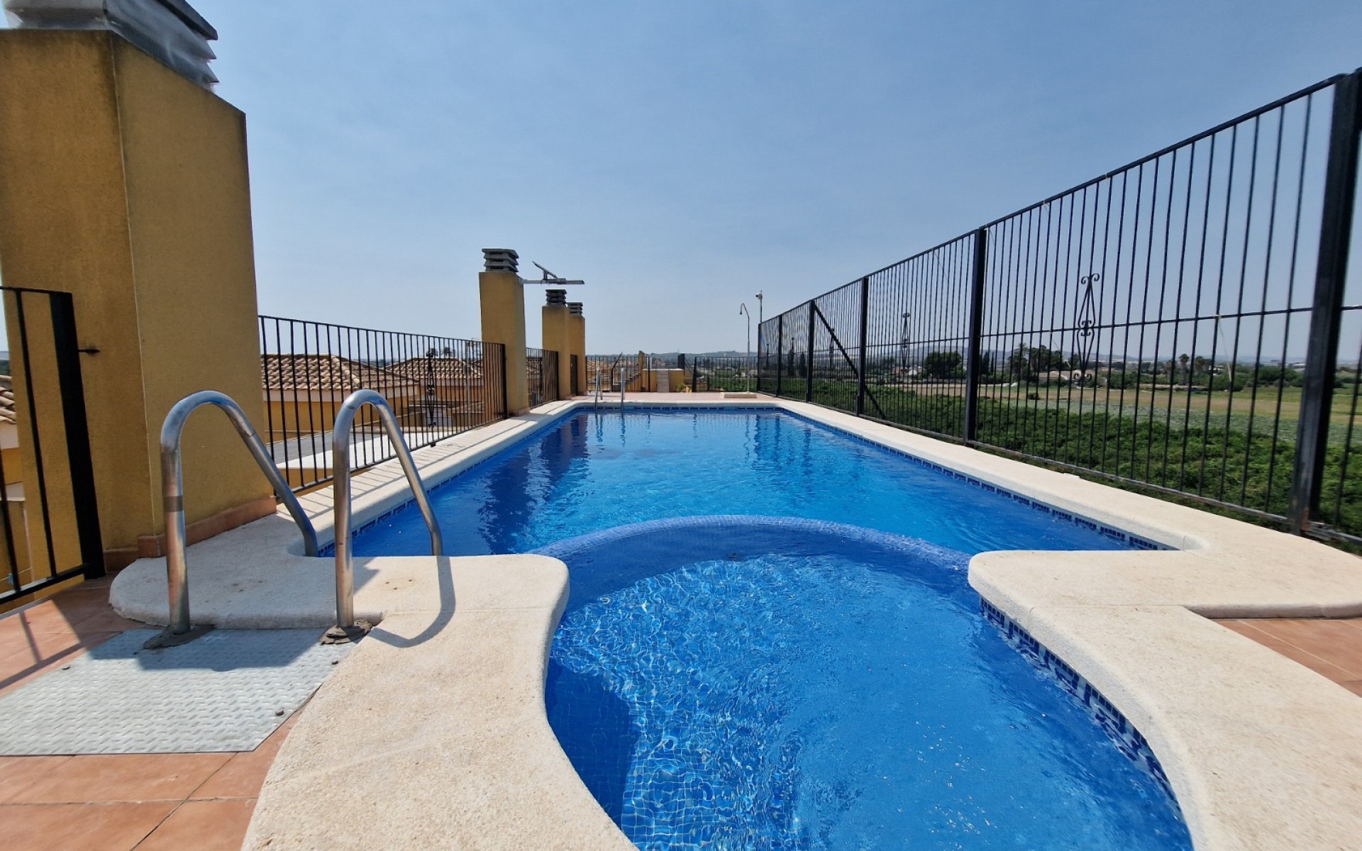 Resale - Apartment - Daya Nueva