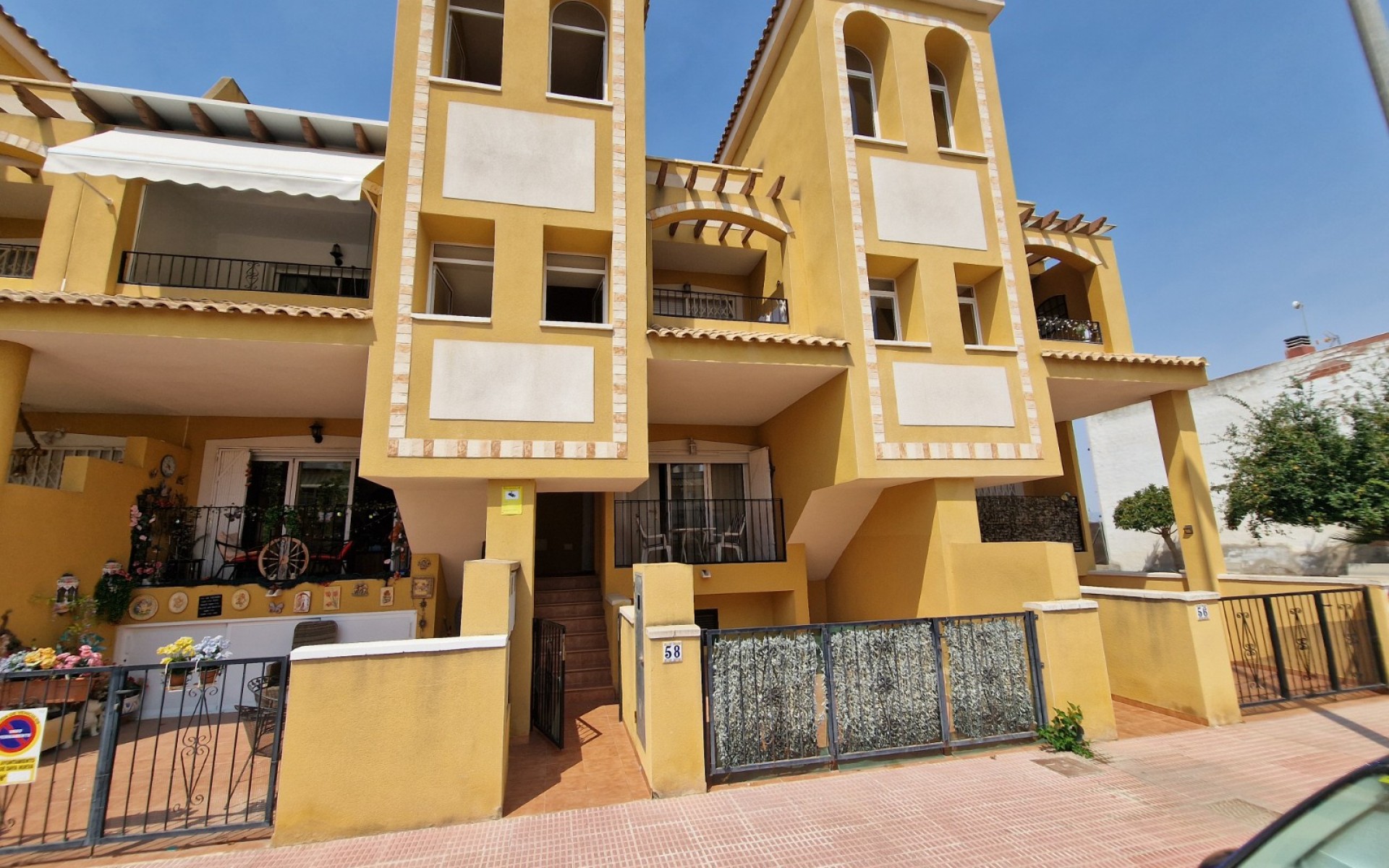 Resale - Apartment - Daya Nueva