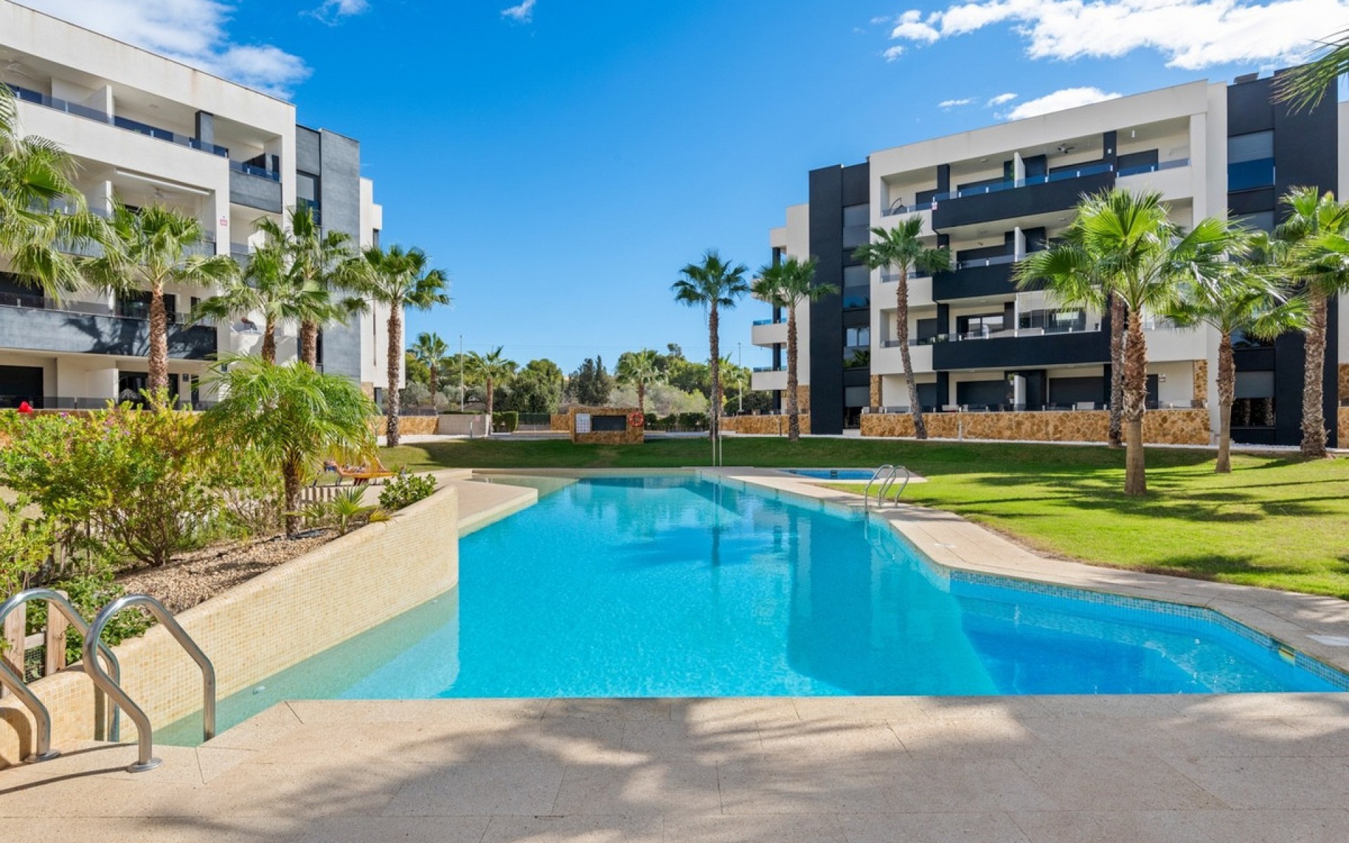 Resale - Apartment - Los Altos