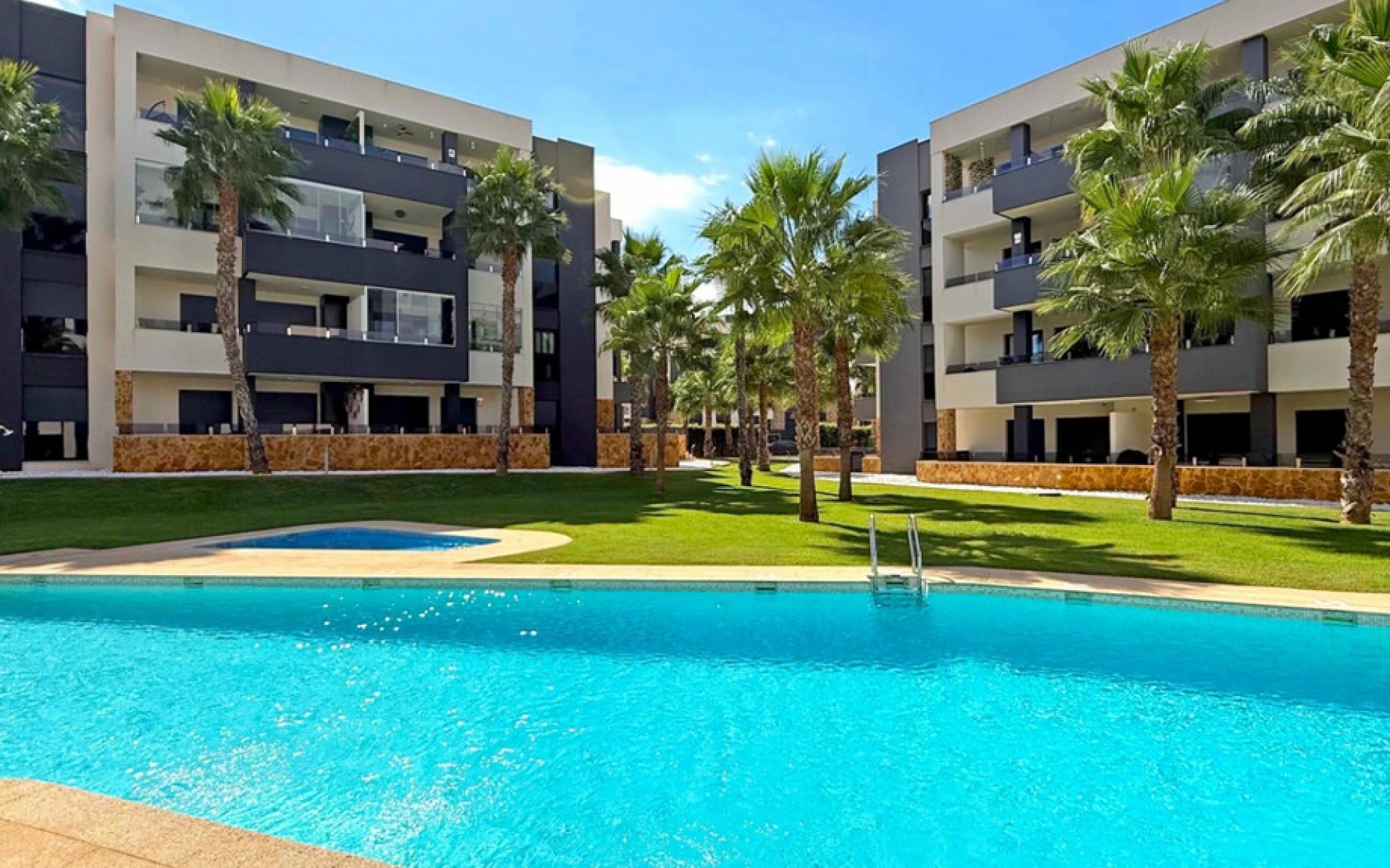 Resale - Apartment - Los Altos