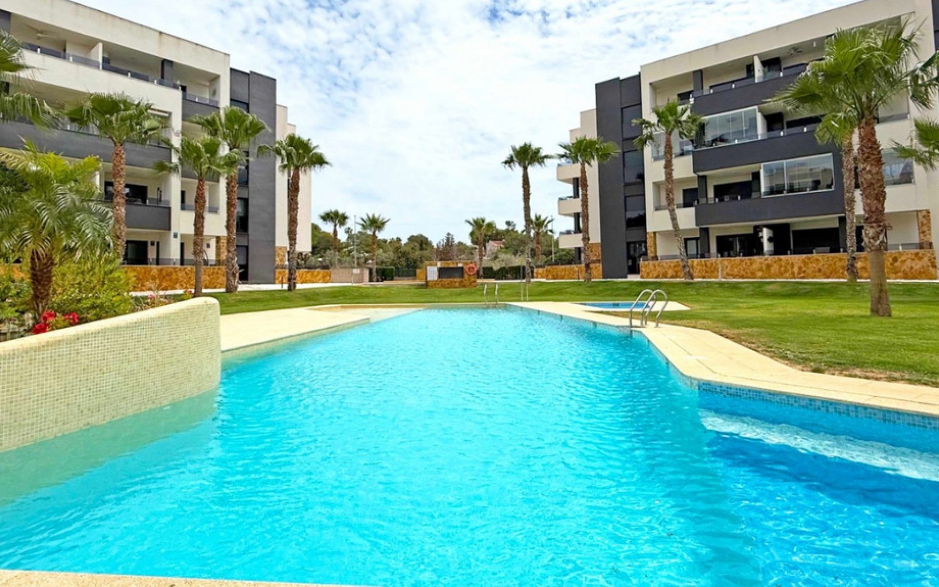 Resale - Apartment - Los Altos