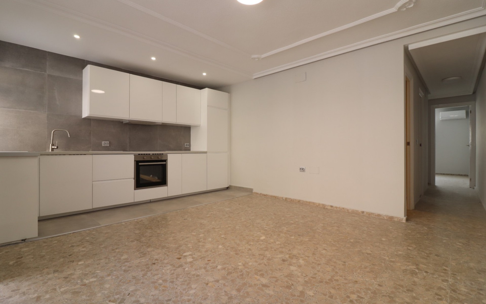 Resale - Apartment - Torrevieja - Torrevieja Centro