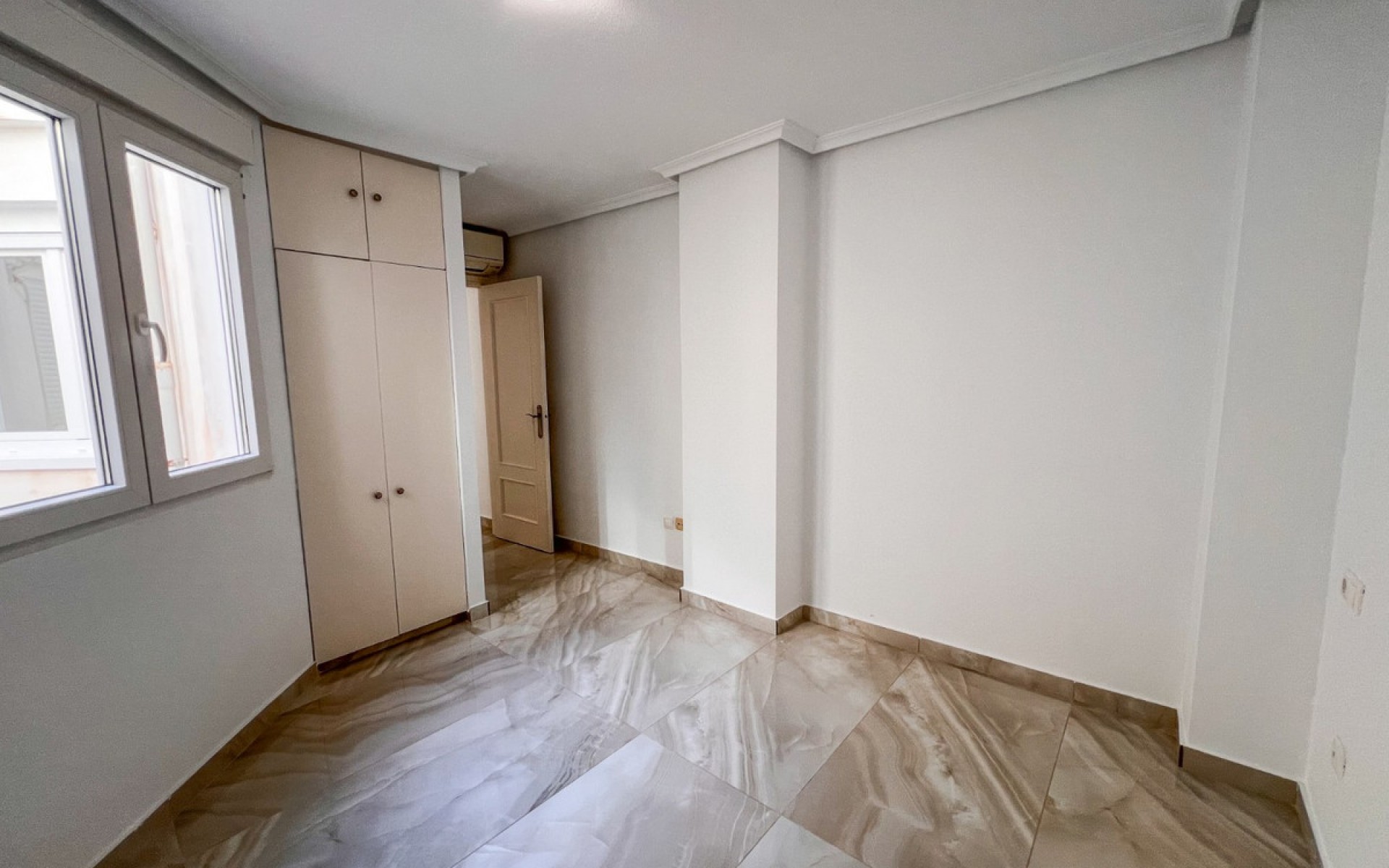 Resale - Apartment - Torrevieja - Torrevieja Centro
