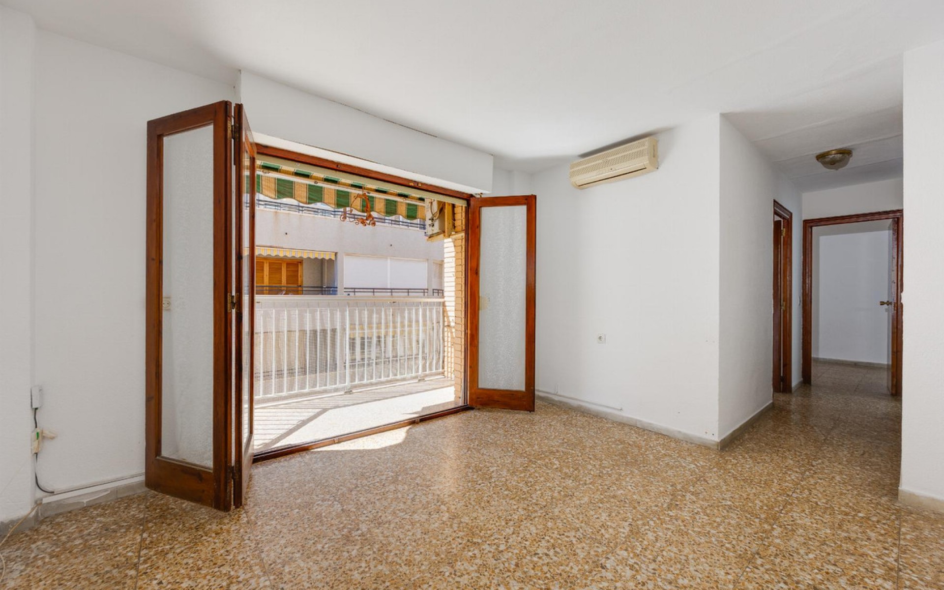 Resale - Apartment - Torrevieja - Torrevieja Centro