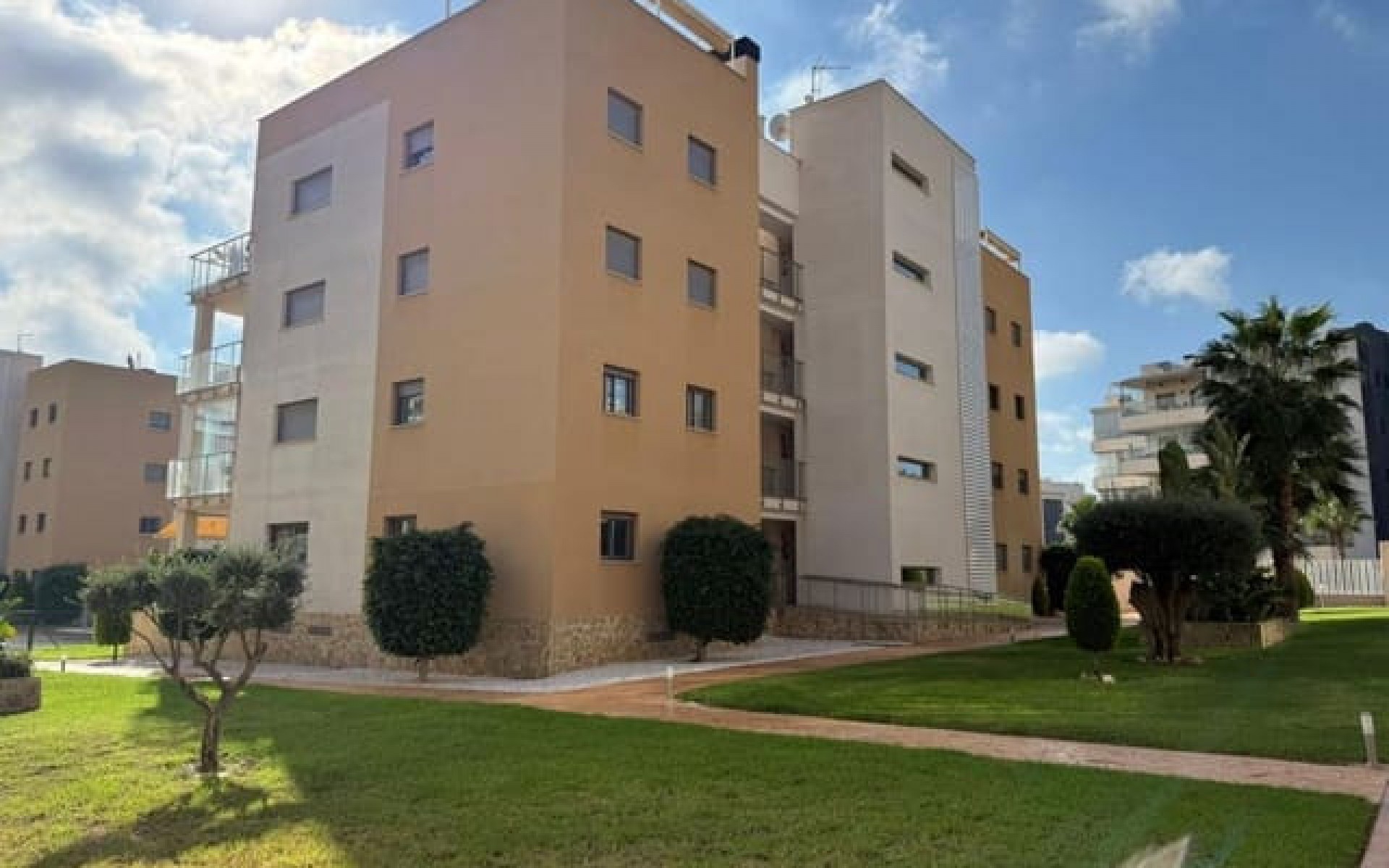 Resale - Apartment - Villamartin