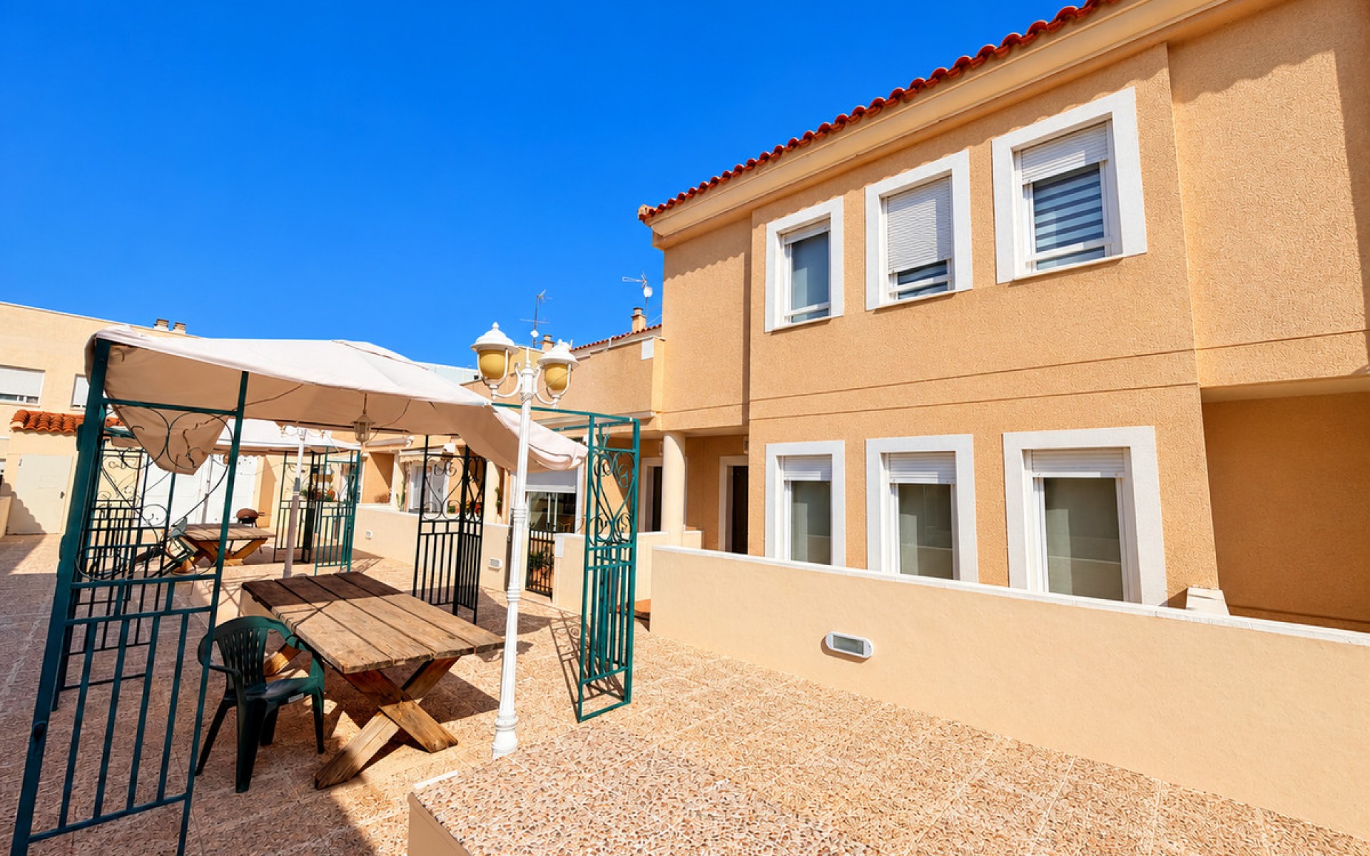 Resale - Townhouse - Daya Nueva - Daya Nueva Centro