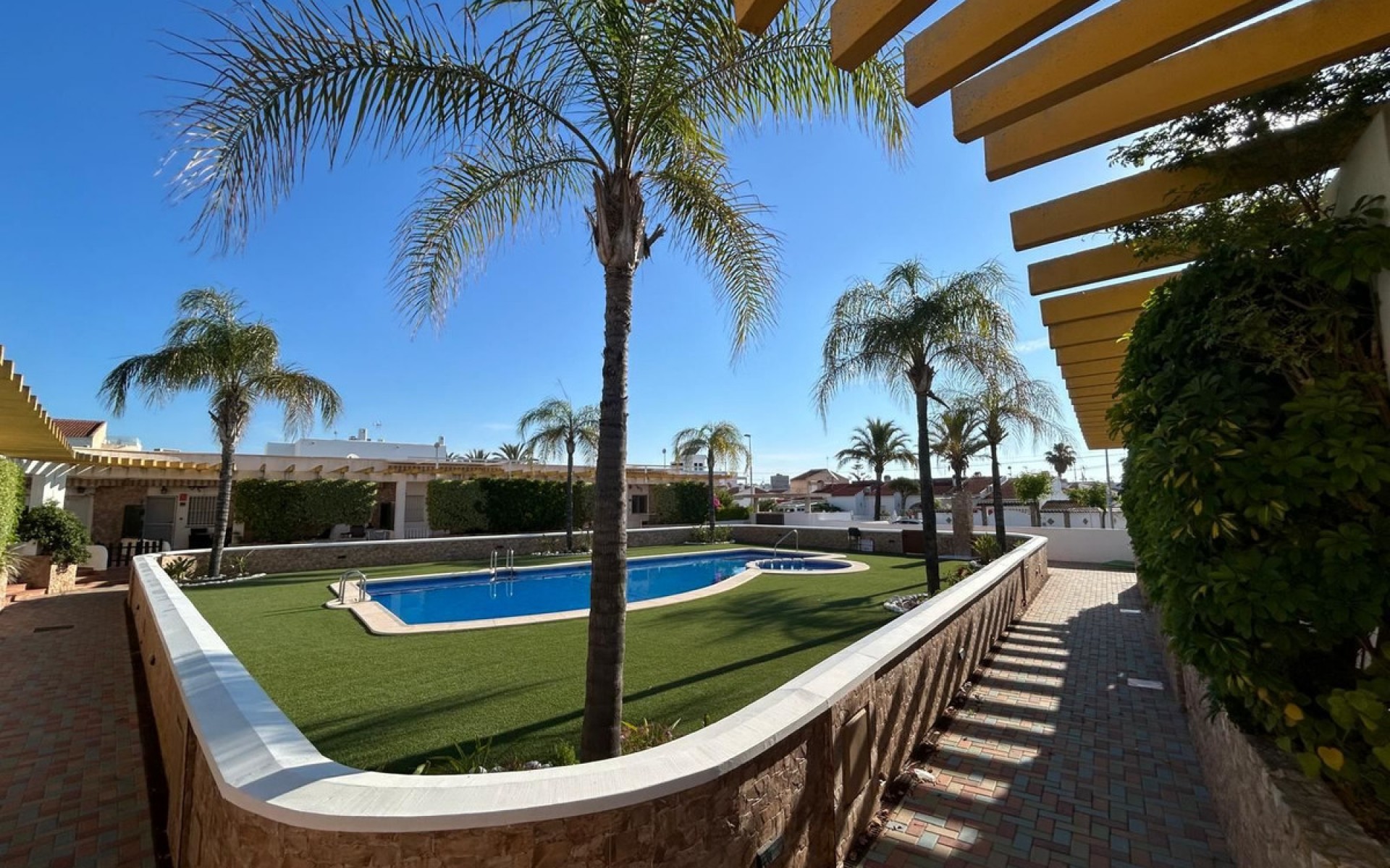 Resale - Townhouse - Mil Palmeras