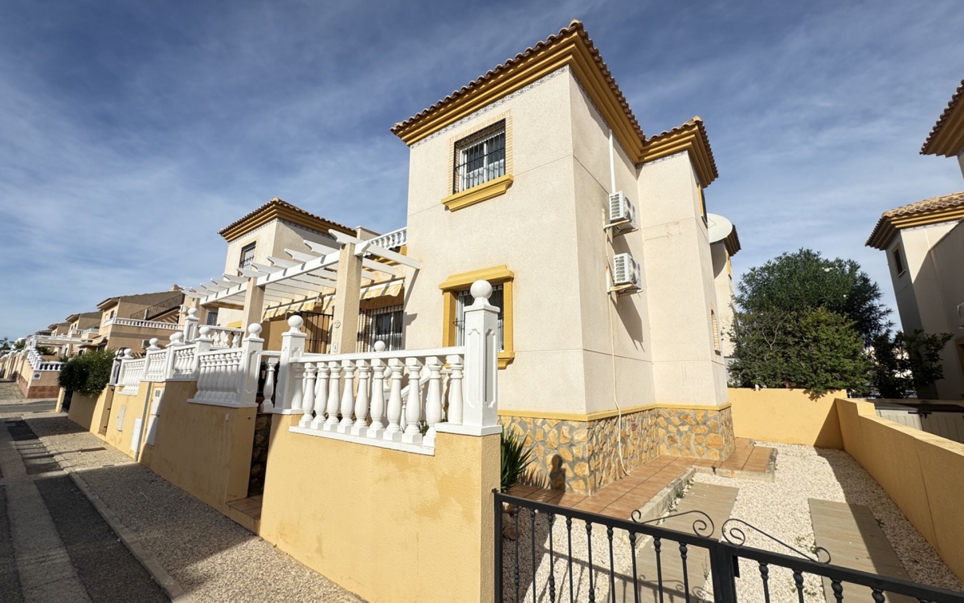 Resale - Townhouse - Villamartin