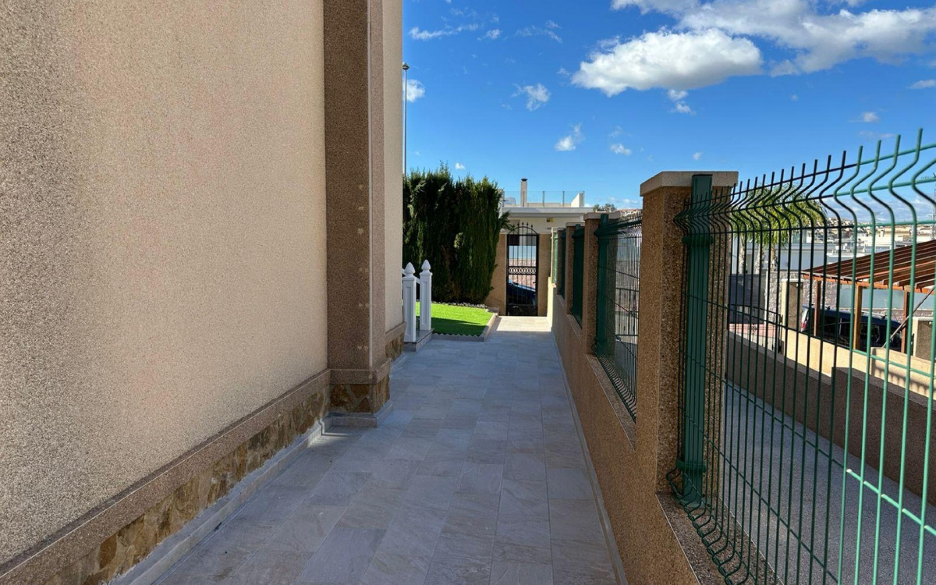 Resale - Townhouse - Villamartin