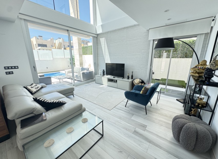 Resale - Villa - Cabo Roig