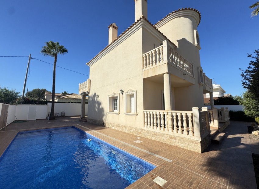Resale - Villa - Cabo Roig