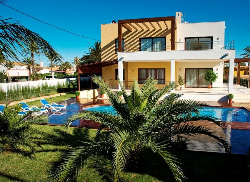 Resale - Villa - Cabo Roig