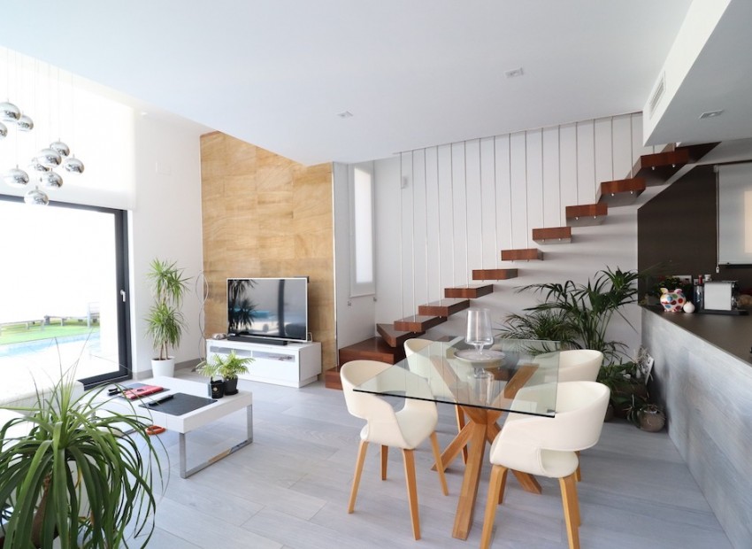 Resale - Villa - Cabo Roig