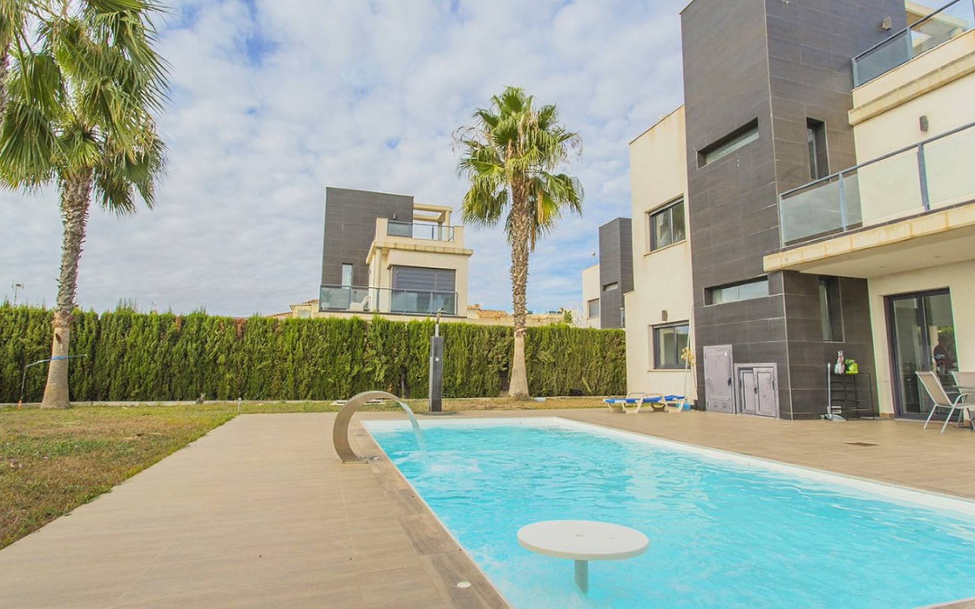 Resale - Villa - Cabo Roig