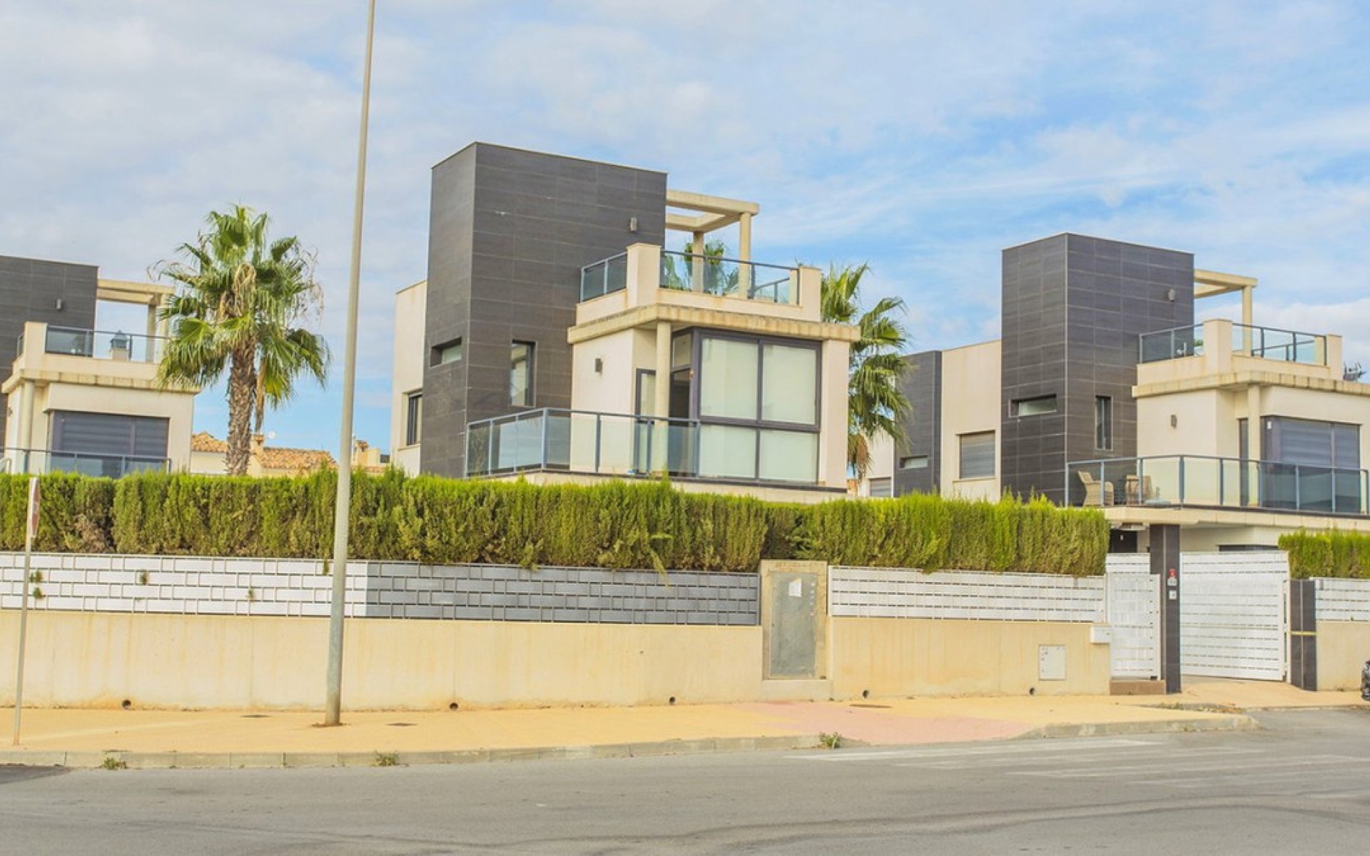 Resale - Villa - Cabo Roig