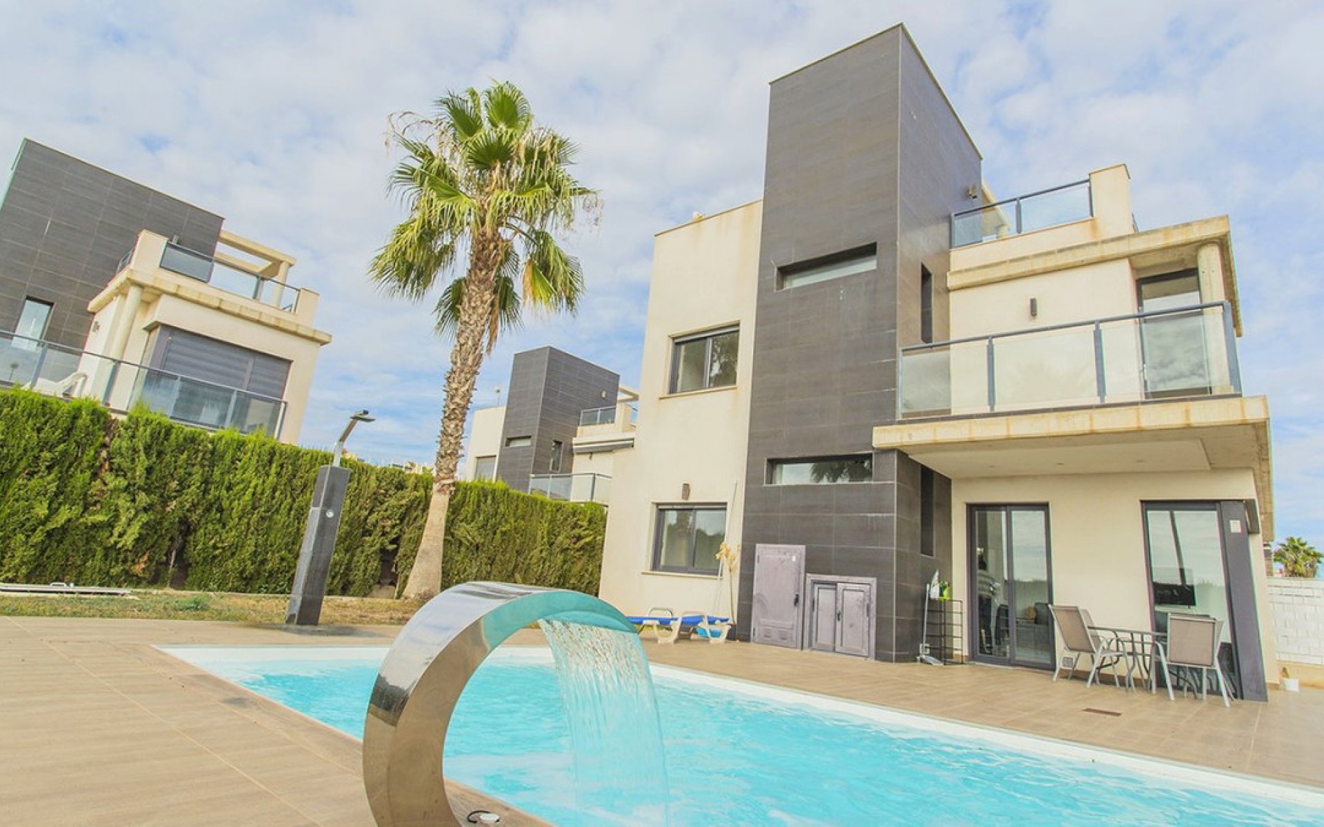 Resale - Villa - Cabo Roig