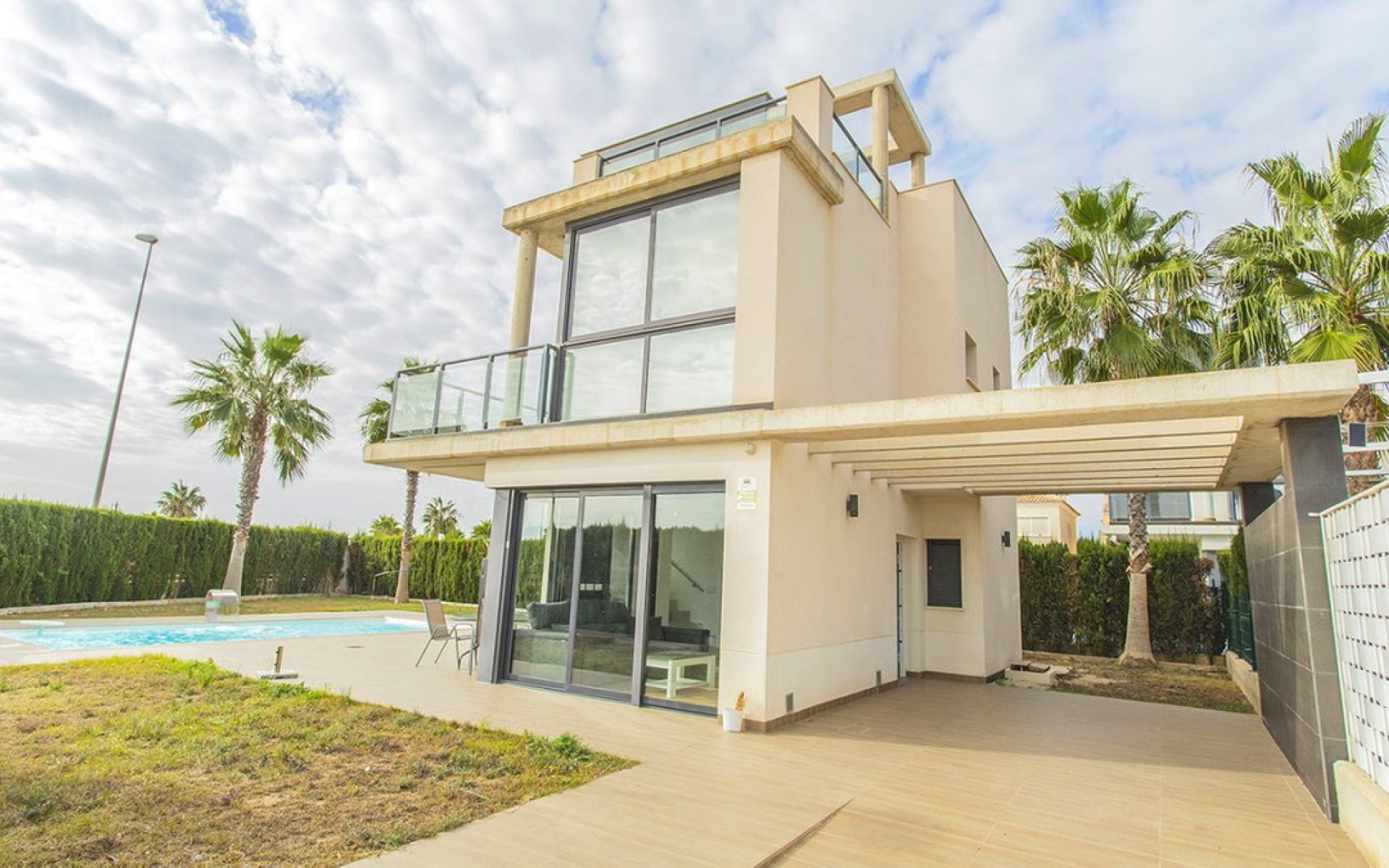 Resale - Villa - Cabo Roig