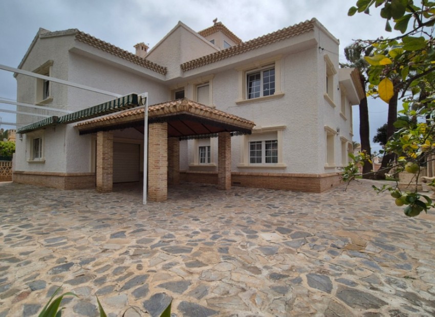 Resale - Villa - Cabo Roig