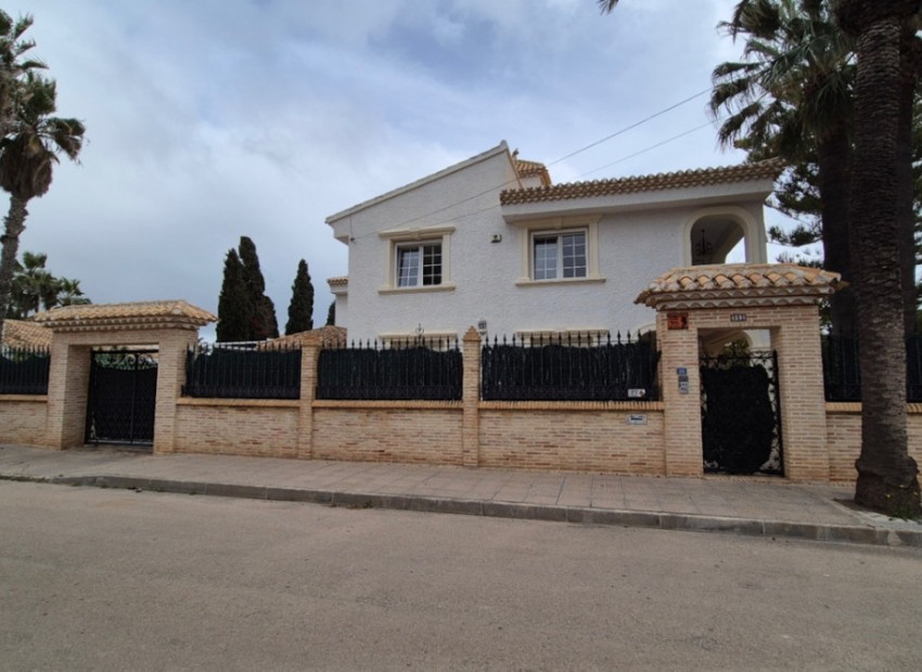 Resale - Villa - Cabo Roig