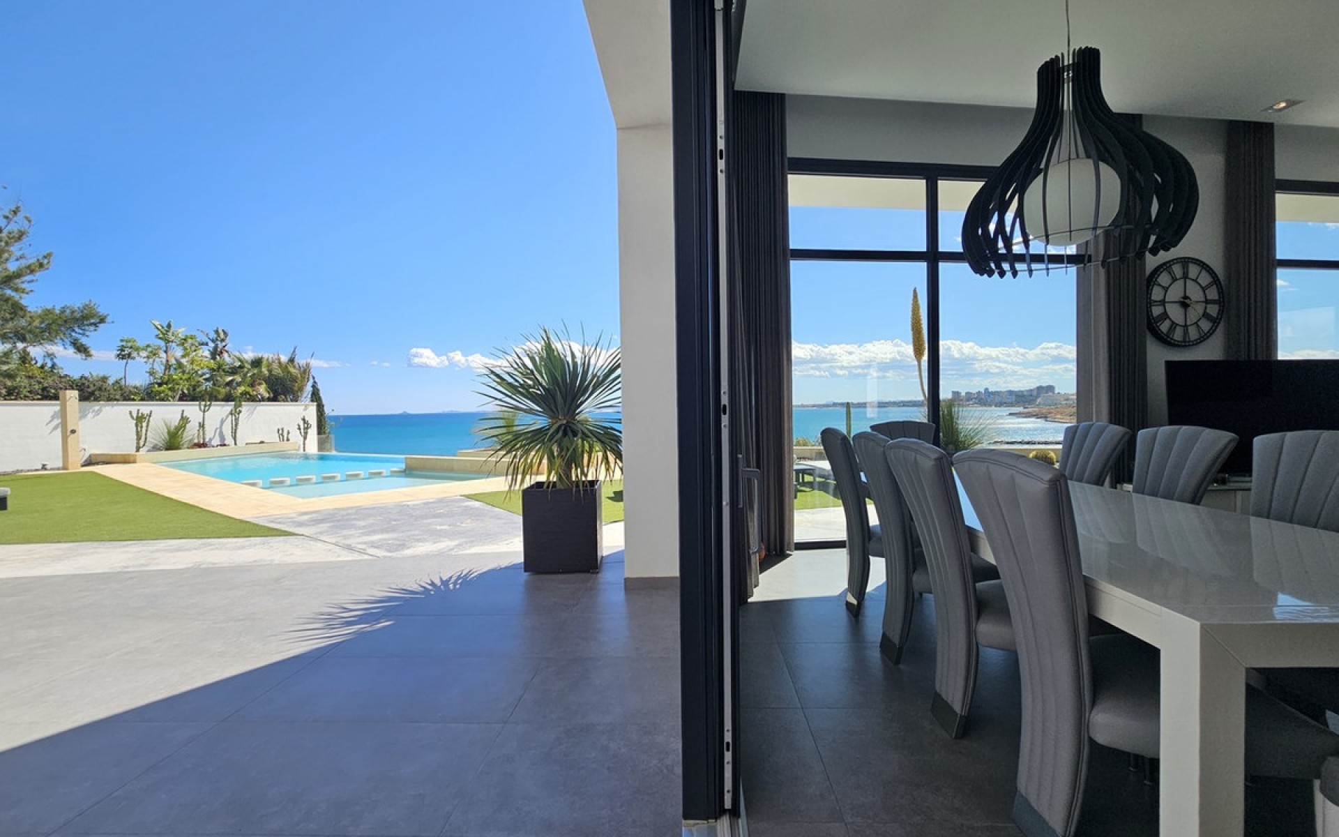 Resale - Villa - Cabo Roig