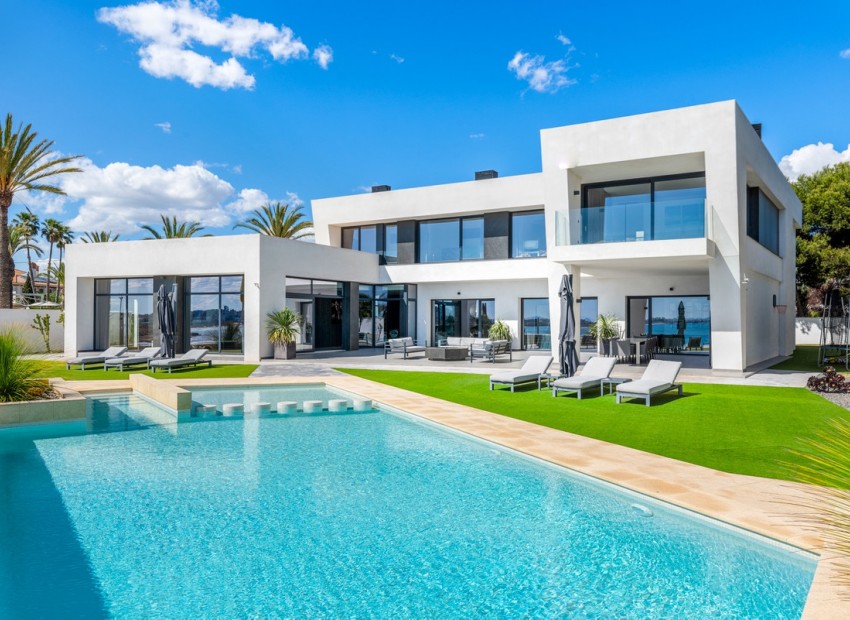 Resale - Villa - Cabo Roig