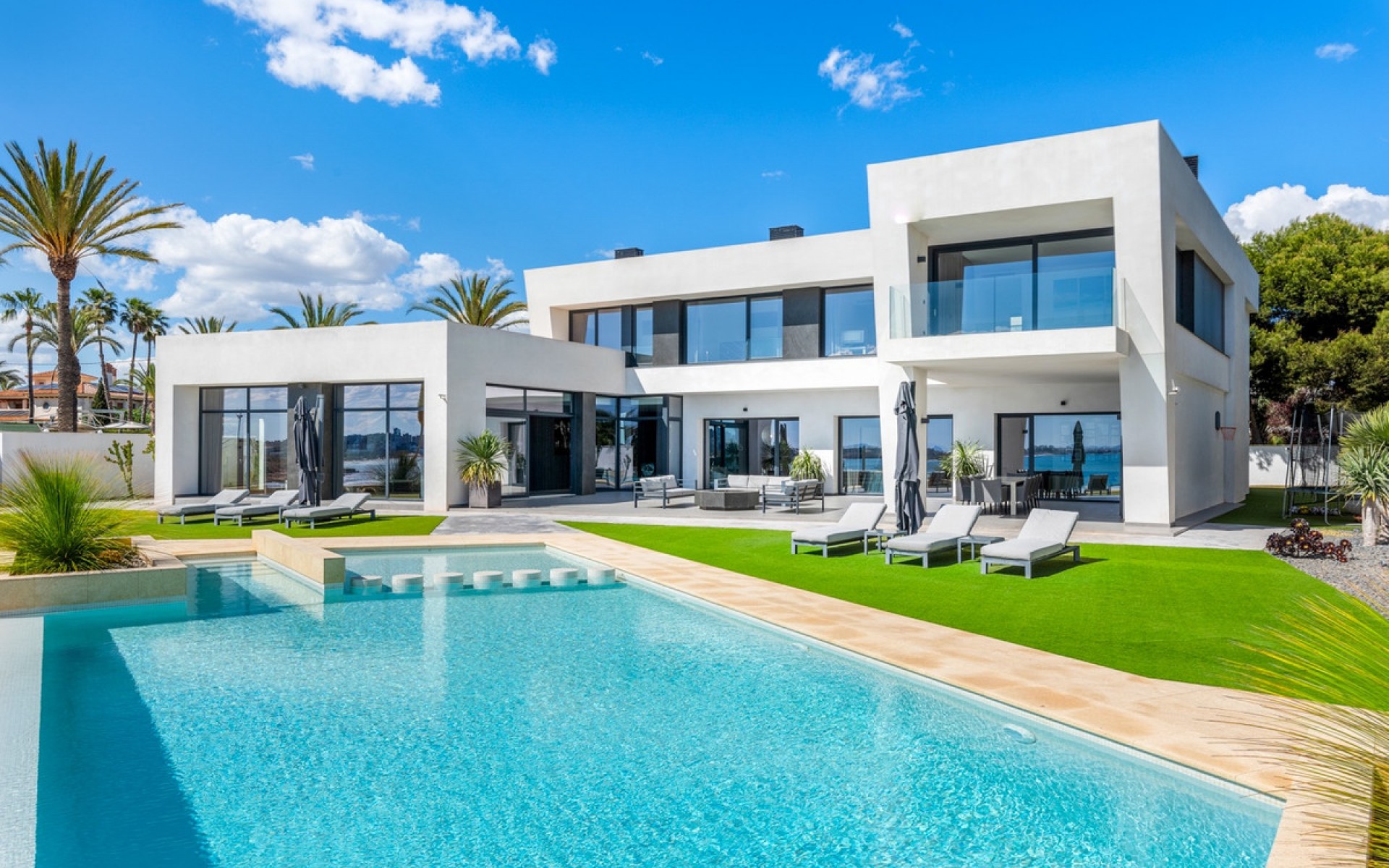 Resale - Villa - Cabo Roig