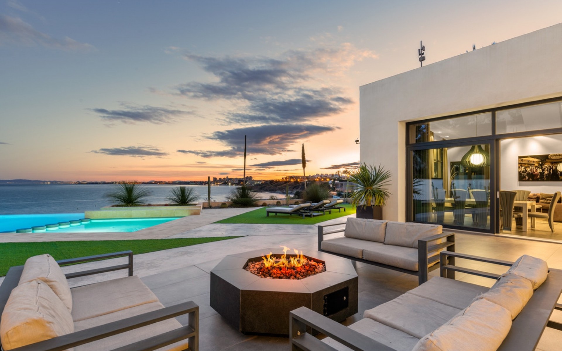 Resale - Villa - Cabo Roig