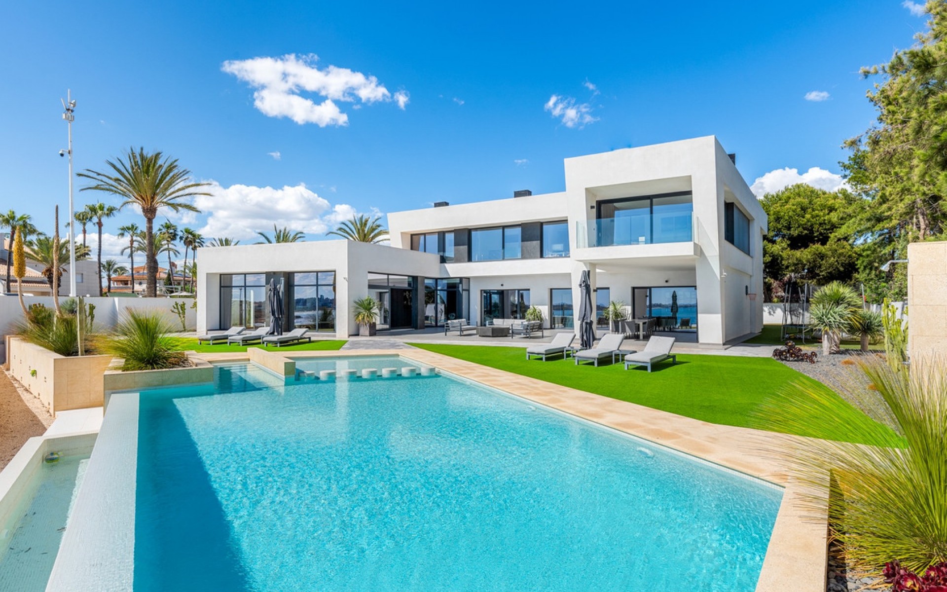 Resale - Villa - Cabo Roig