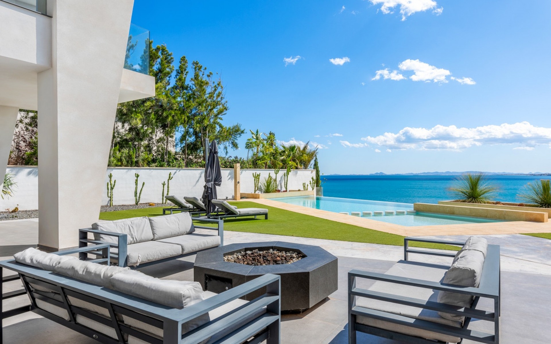 Resale - Villa - Cabo Roig