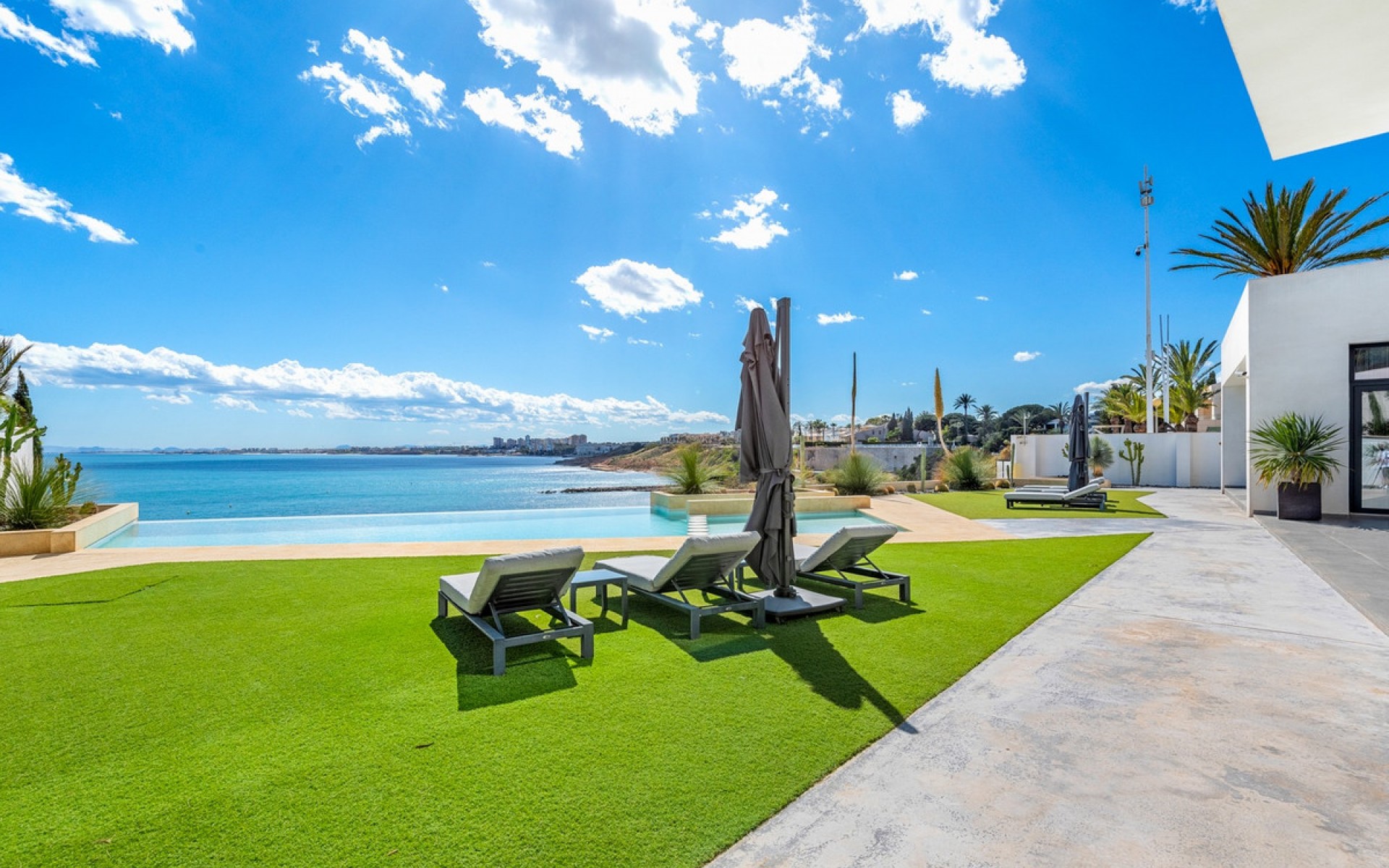 Resale - Villa - Cabo Roig