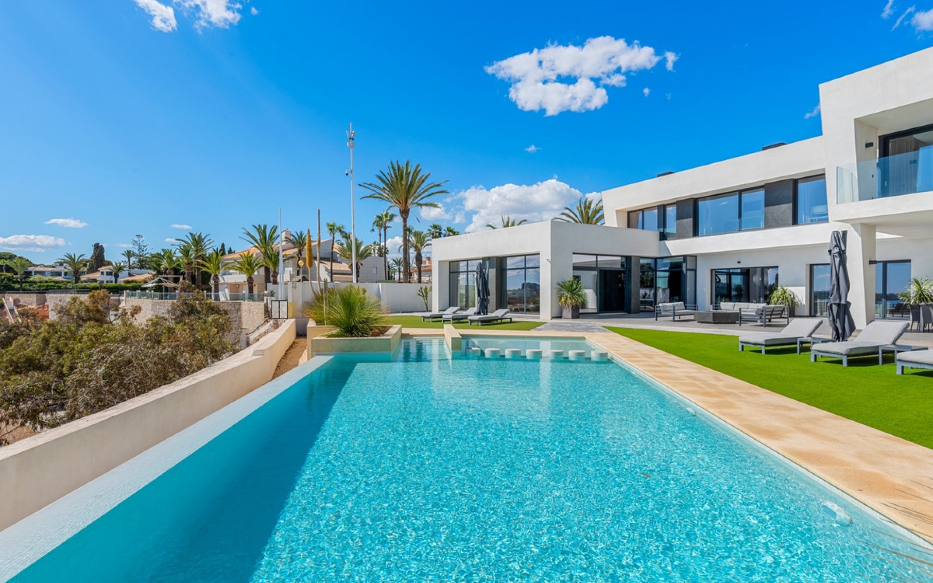 Resale - Villa - Cabo Roig