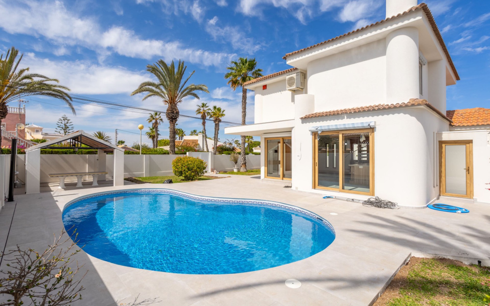 Resale - Villa - Cabo Roig
