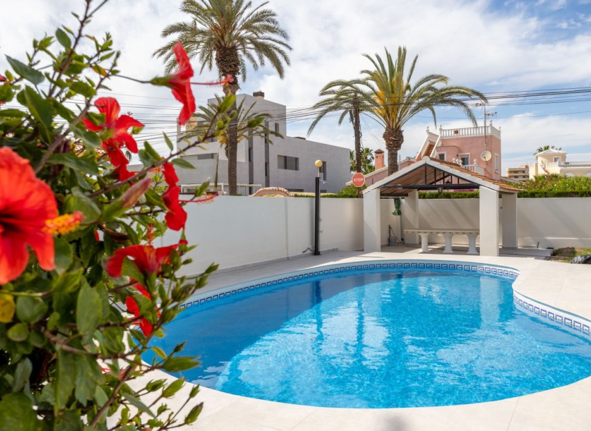 Resale - Villa - Cabo Roig