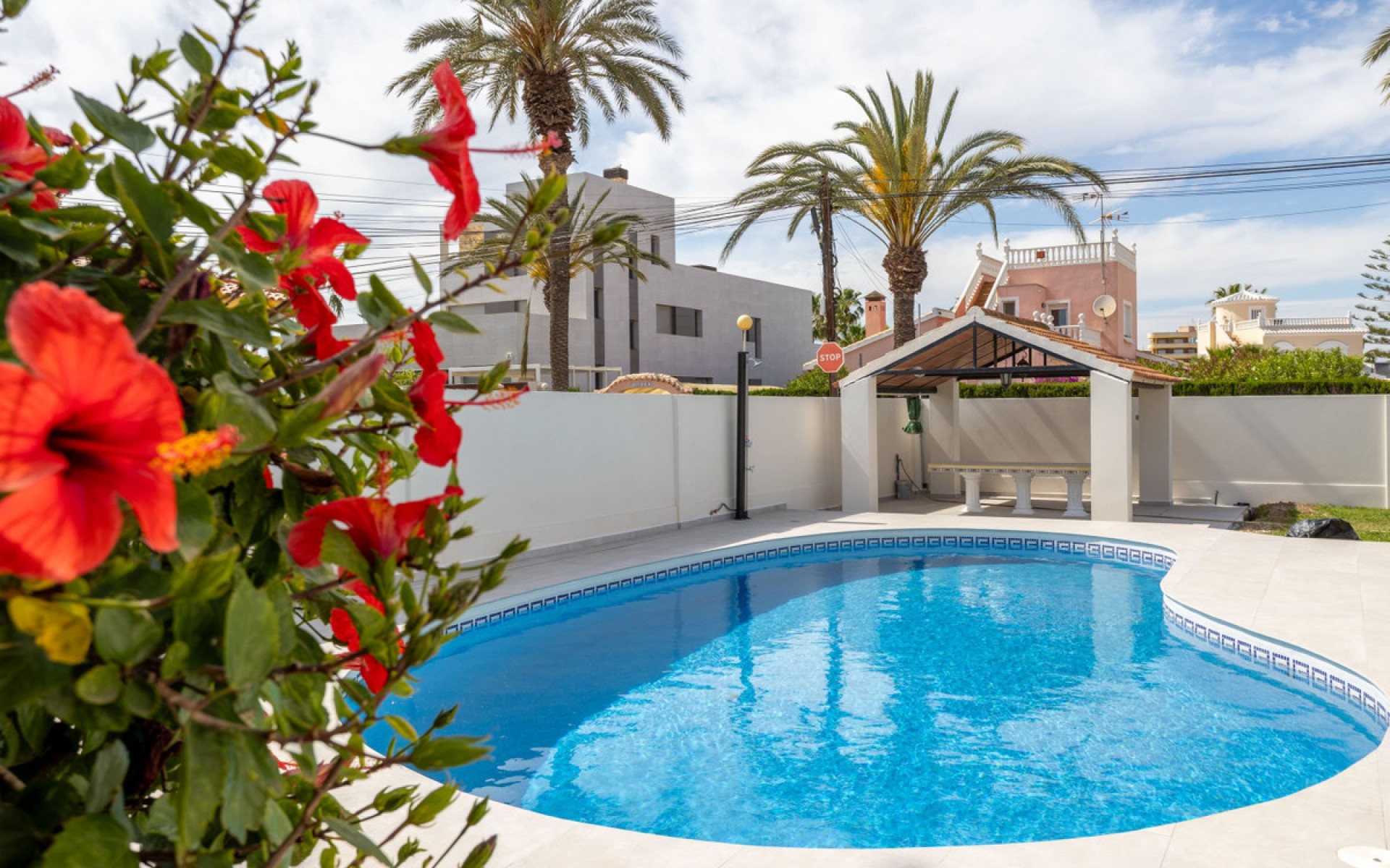 Resale - Villa - Cabo Roig