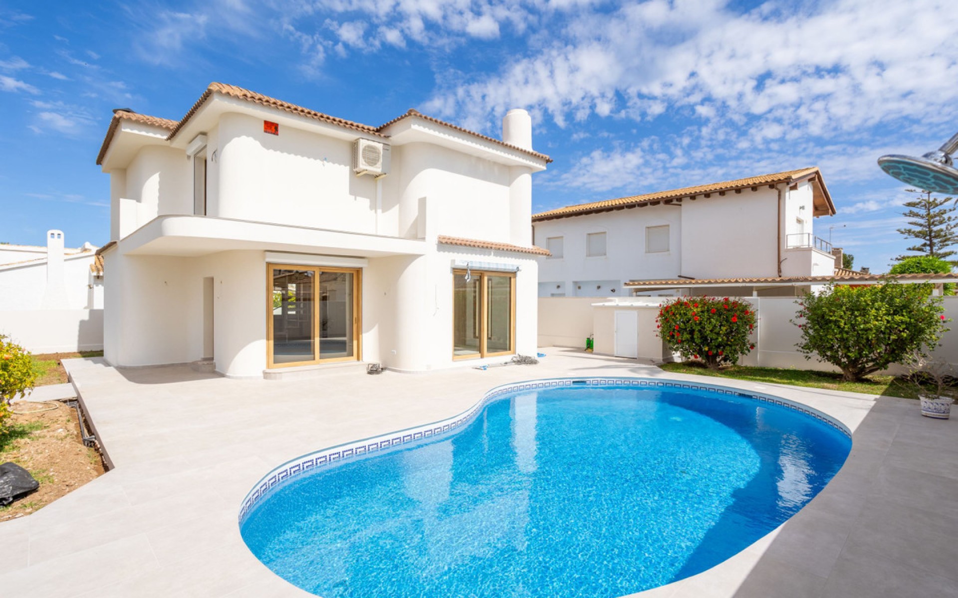 Resale - Villa - Cabo Roig