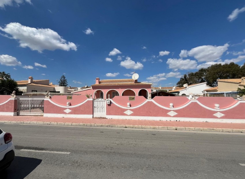 Resale - Villa - Cabo Roig