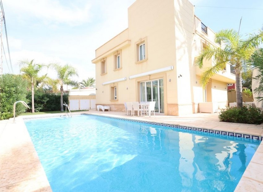 Resale - Villa - Cabo Roig