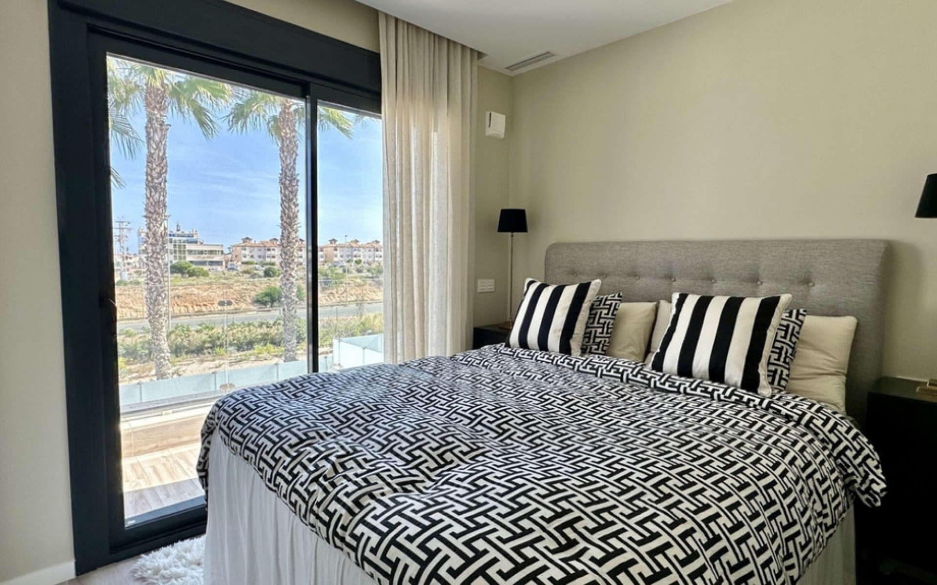 Resale - Villa - Cabo Roig
