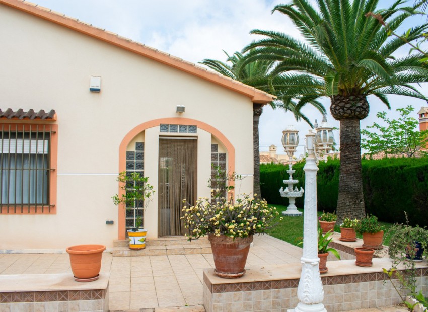 Resale - Villa - Cabo Roig