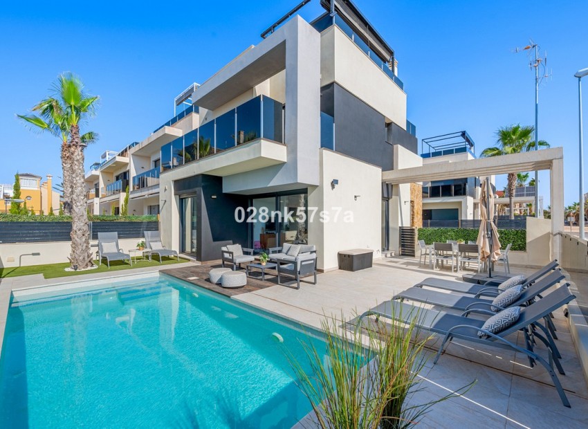 Resale - Villa - Cabo Roig