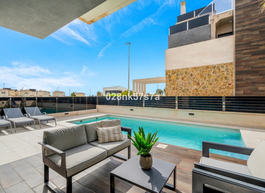 Resale - Villa - Cabo Roig