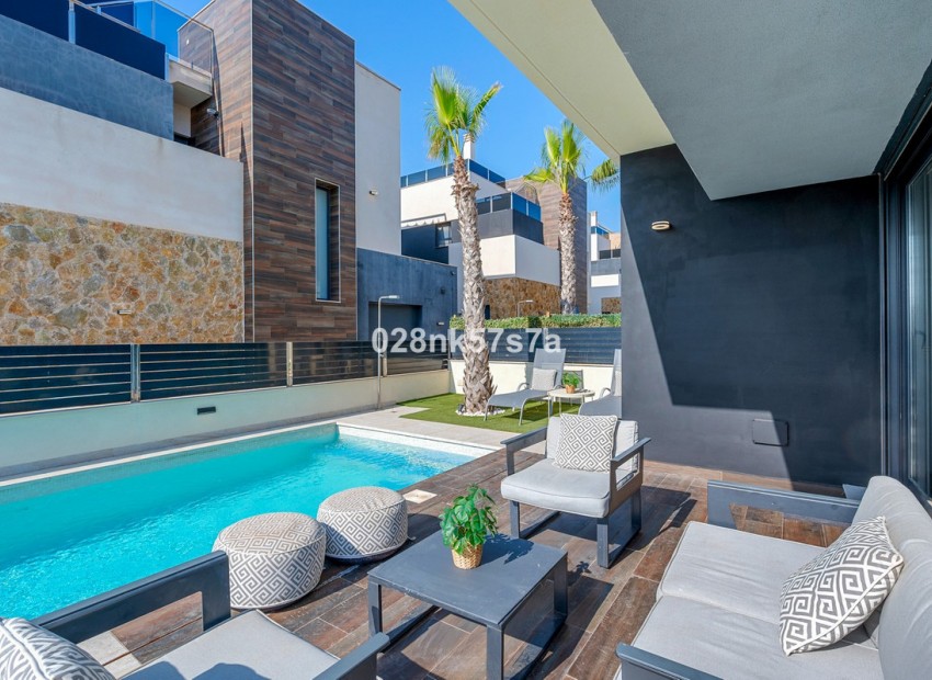 Resale - Villa - Cabo Roig